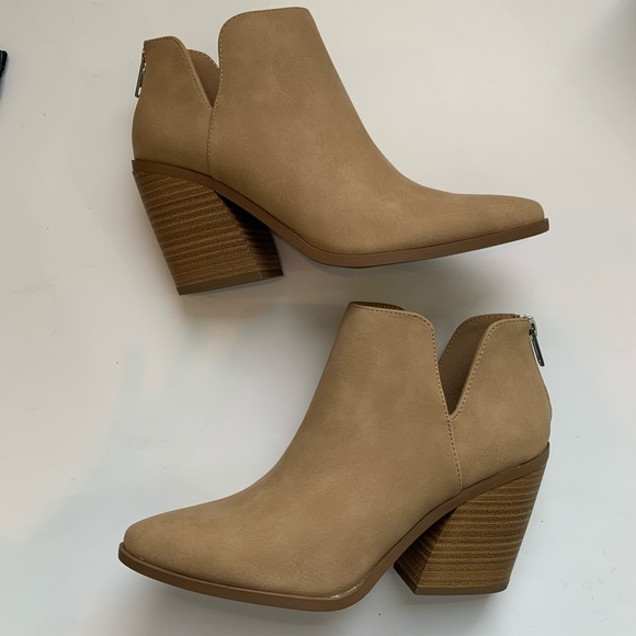 Bonnie Soda Tan Faux Suede Ankle Booties NIB - Picture 4 of 7